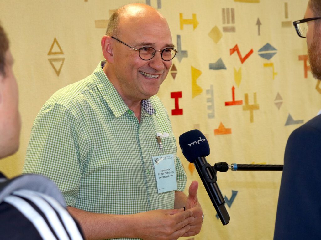 Detlef Wend vor einem MDR-Mikrofon