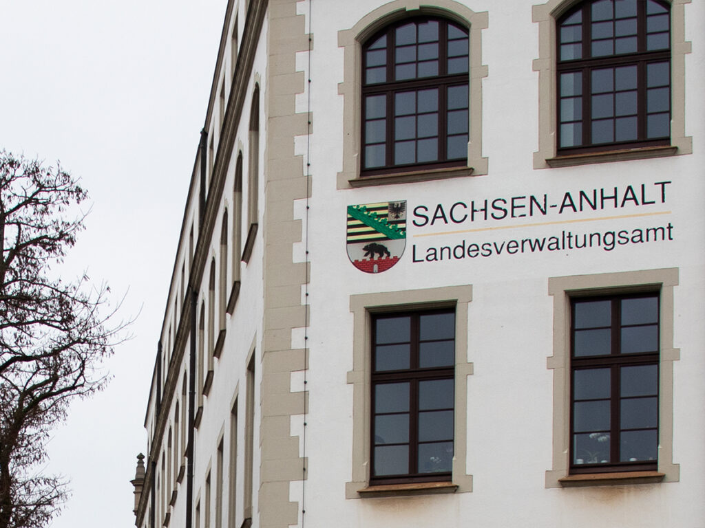 Foto der Fassade des Landesverwaltungsamts Sachsen-Anhalt in Halle mit Schriftzug und Logo