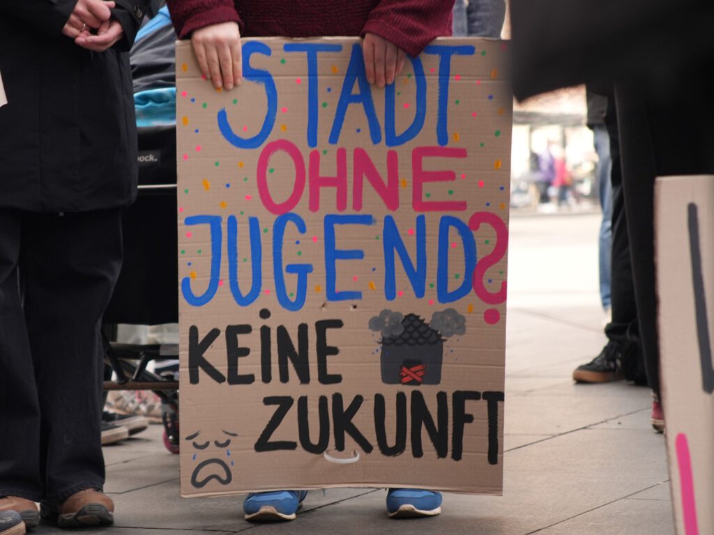 Demoschild mit dem Text "Stadt ohne Jugend? Keine Zukunft!"